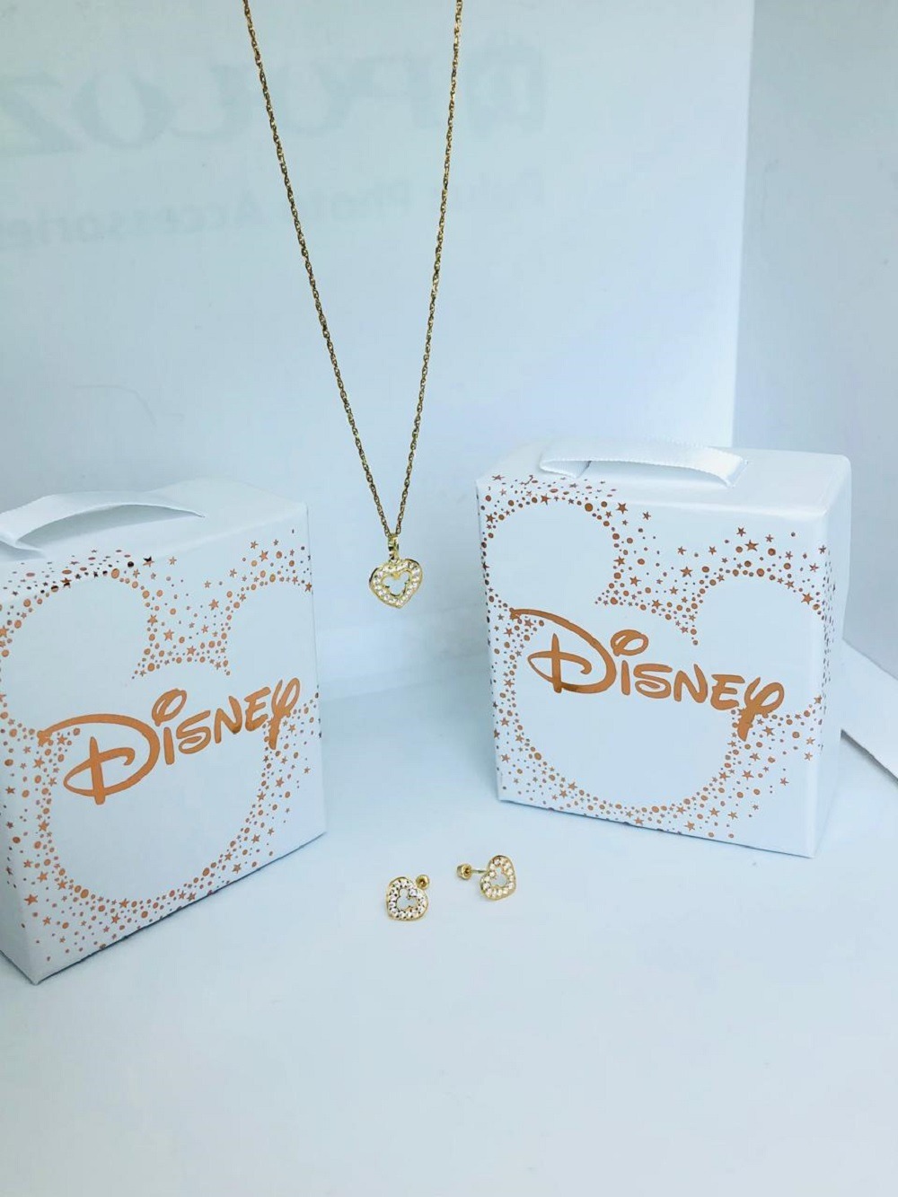 conjunto de oro con silueta al centro mickey mouse