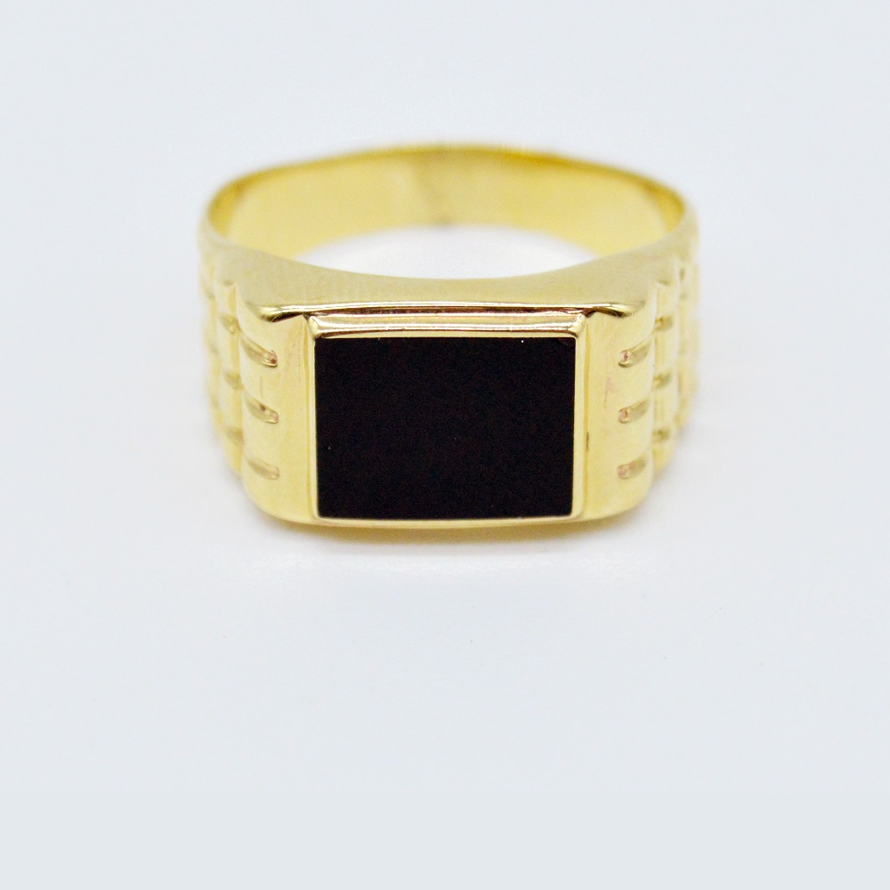 anillo de oro con piedra &oacute;nix