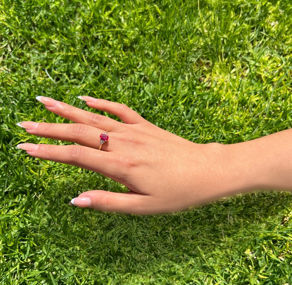 anillo piedra roja