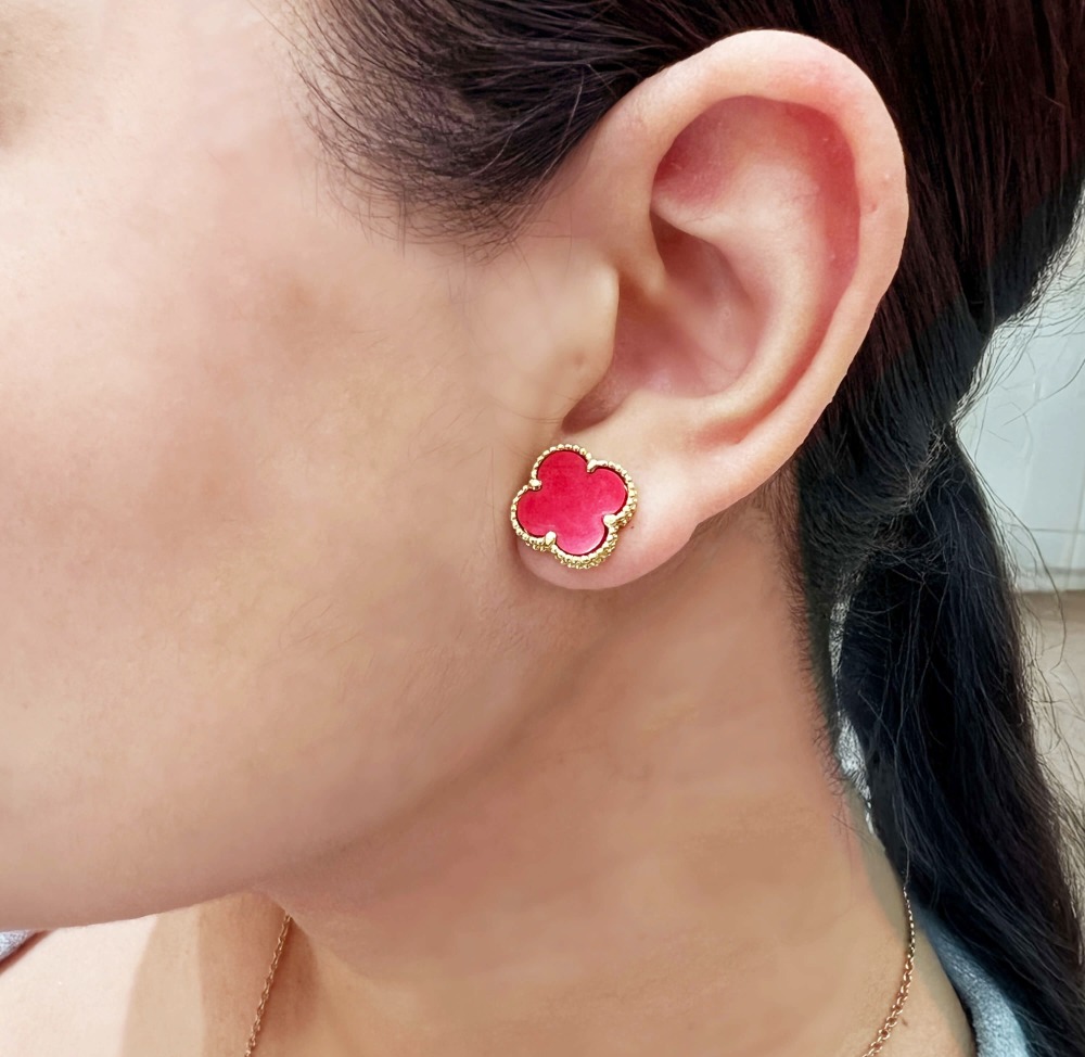 aretes color rojo van