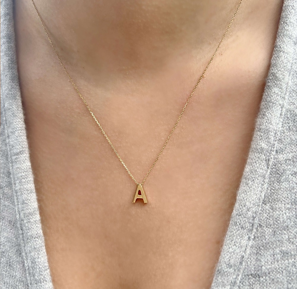 gargantilla de oro letras lisas